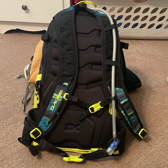 New with tags Dakine nomad 18 L hydration backpack - Picture 3 of 3